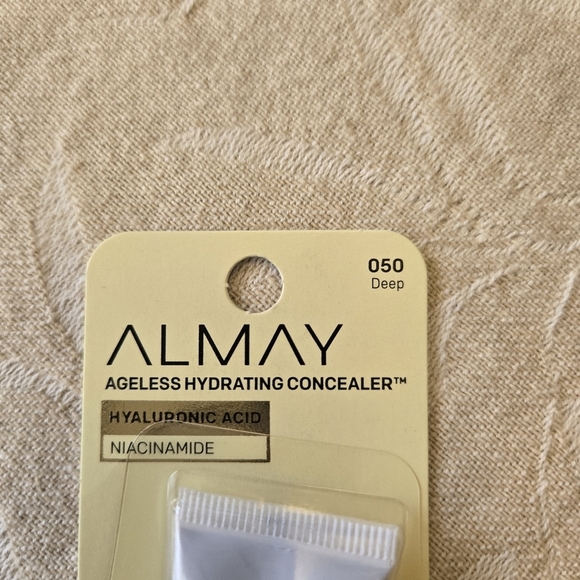 Almay Ageless Hydrating Liquid Concealer Hyaluronic Acid 050 Deep - Picture 3 of 6